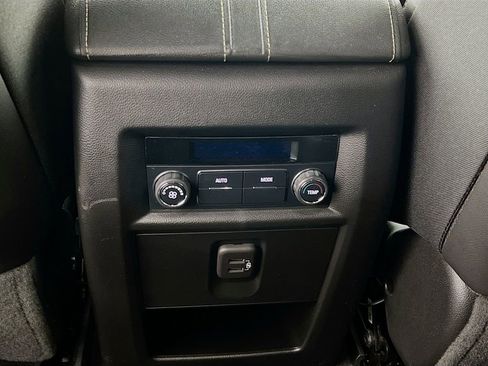 Used 2022 Chevrolet Traverse LT image 23