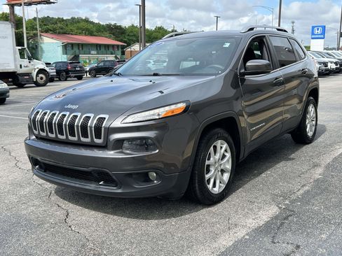 Used 2017 Jeep Cherokee Latitude w/ Comfort/Convenience Group FWD image 4