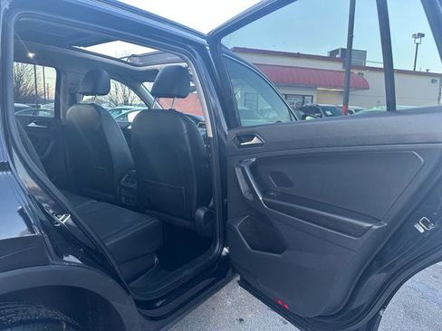 Used 2018 Volkswagen Tiguan SE w/ Panoramic Sunroof Package image 17