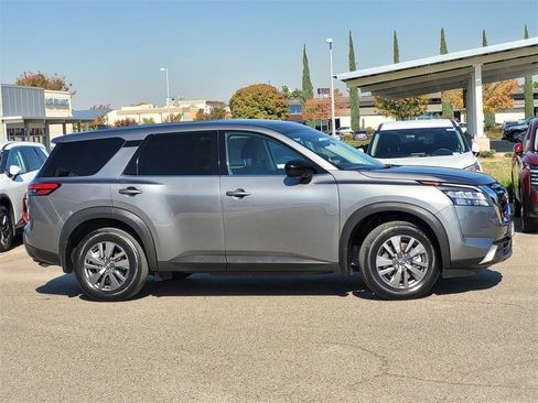 Used 2024 Nissan Pathfinder S image 4