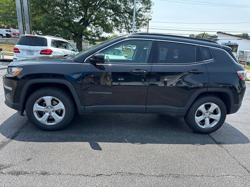 Used 2018 Jeep Compass Latitude w/ Cold Weather Group AWD/4WD image 2