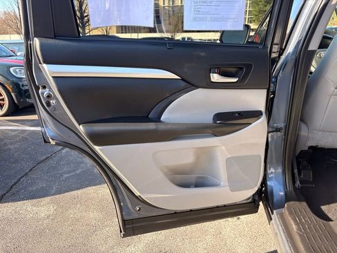 Used 2019 Toyota Highlander XLE image 15