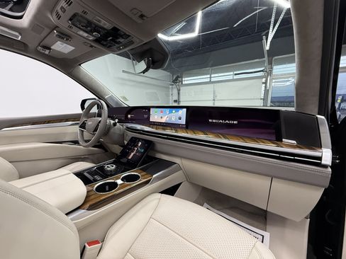 Used 2025 Cadillac Escalade ESV Sport Platinum image 36