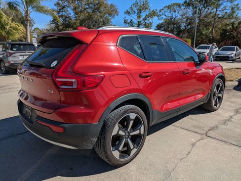 Used 2021 Volvo XC40 T4 Momentum image 4