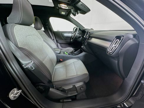 Used 2025 Volvo XC40 B5 Core image 32