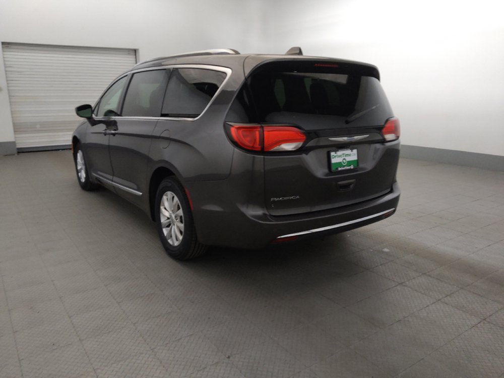 Used 2018 Chrysler Pacifica Touring-L FWD image 5