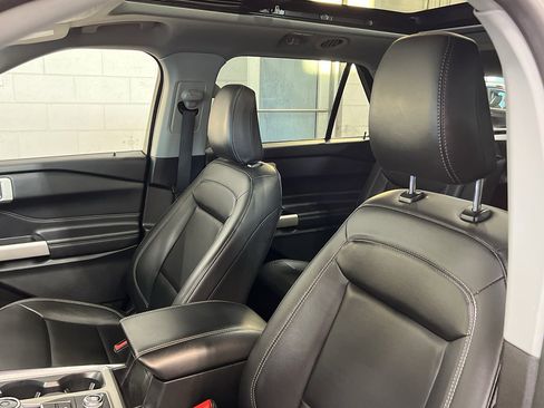 Used 2022 Ford Explorer XLT w/ Equipment Group 202A image 15