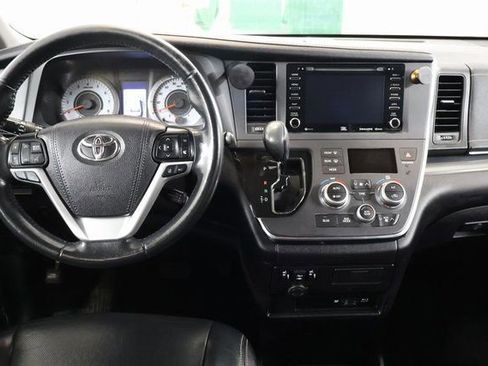 Used 2019 Toyota Sienna SE image 12