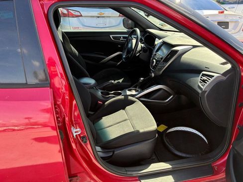 Used 2017 Hyundai Veloster Value Edition FWD image 11