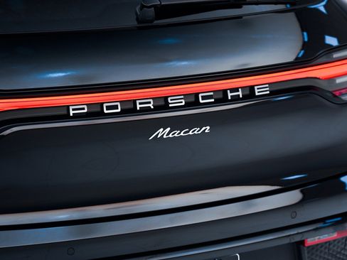 Certified 2025 Porsche Macan image 12