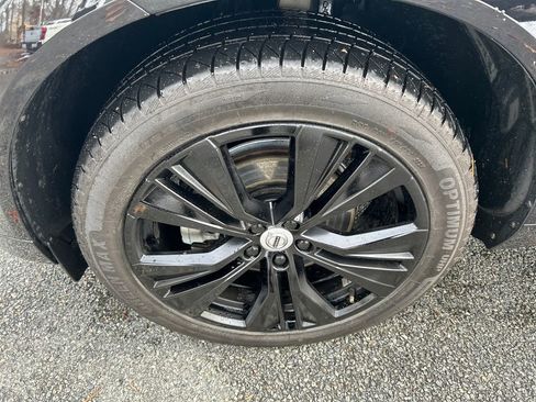 Used 2024 Volvo XC60 B5 Plus image 12