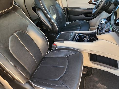 Used 2022 Chrysler Pacifica Limited image 15
