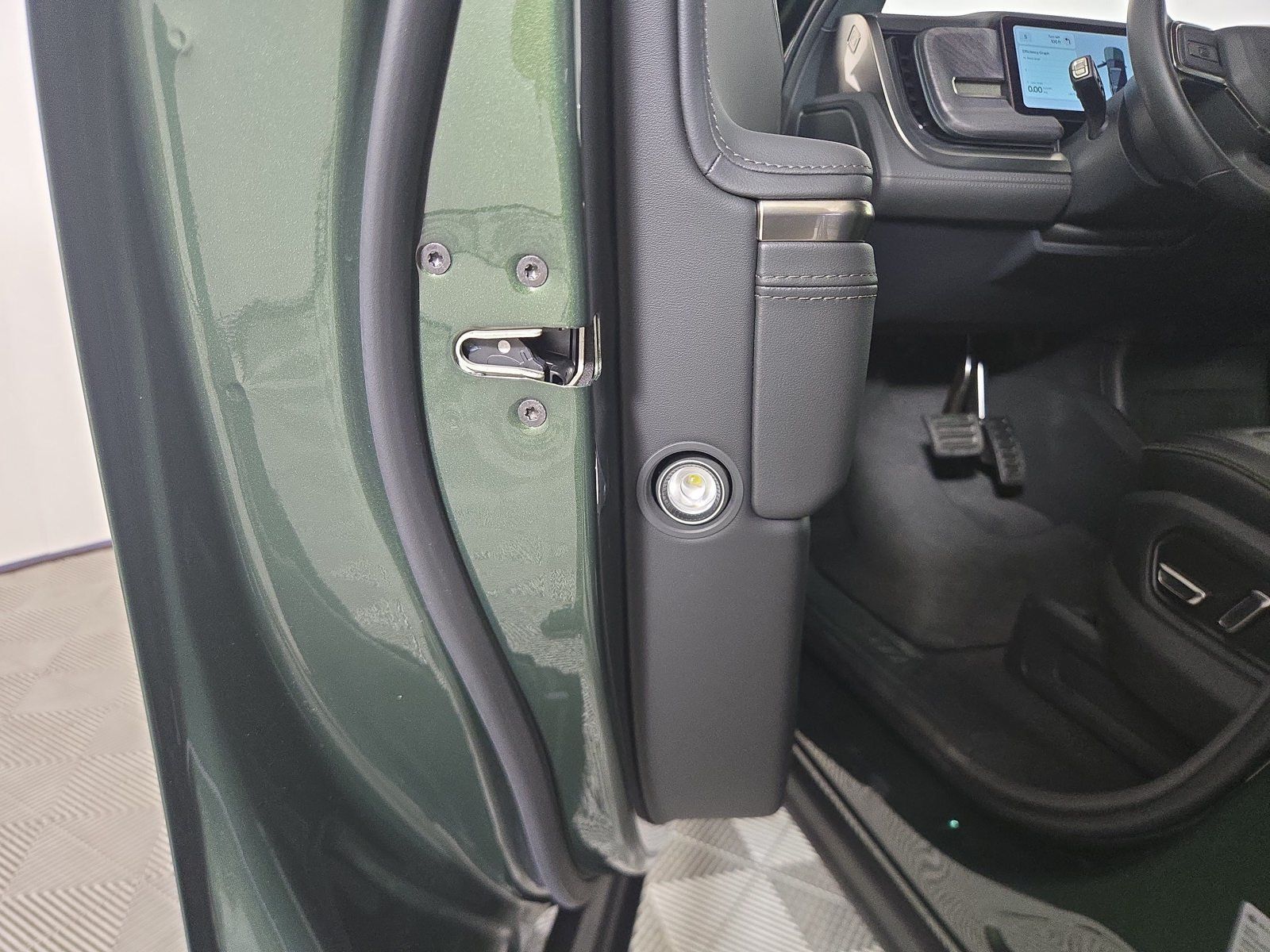 Used 2025 Rivian R1S Adventure Dual AWD/4WD image 32