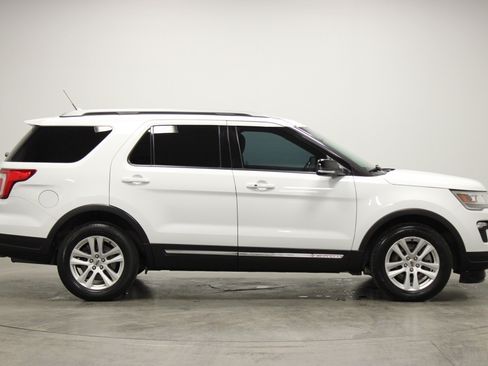 Used 2018 Ford Explorer XLT w/ Equipment Group 201A image 9