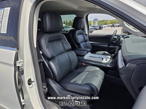 New 2027 Lincoln Navigator Premiere RWD image 14