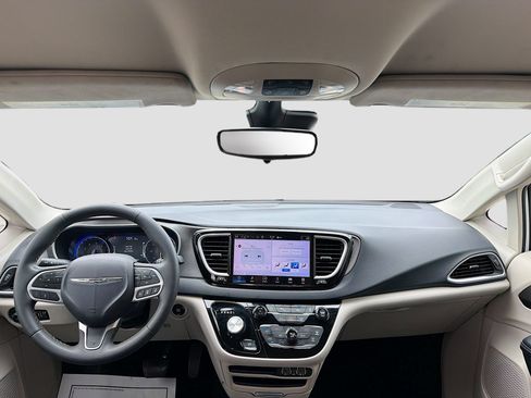 Used 2023 Chrysler Pacifica Touring-L FWD image 22
