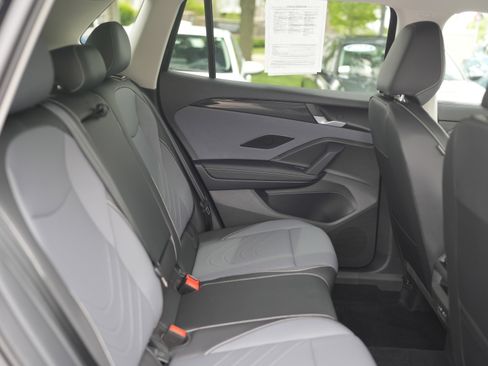 Used 2025 Volkswagen Tiguan SE AWD/4WD image 23