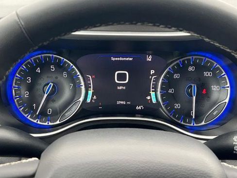 Used 2024 Chrysler Pacifica Touring-L FWD image 35