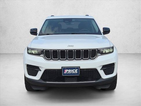 Used 2023 Jeep Grand Cherokee Laredo RWD image 2