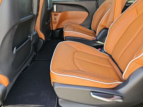 New 2026 Chrysler Pacifica Pinnacle image 19