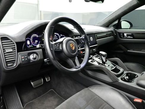 Certified 2022 Porsche Cayenne Turbo GT image 4