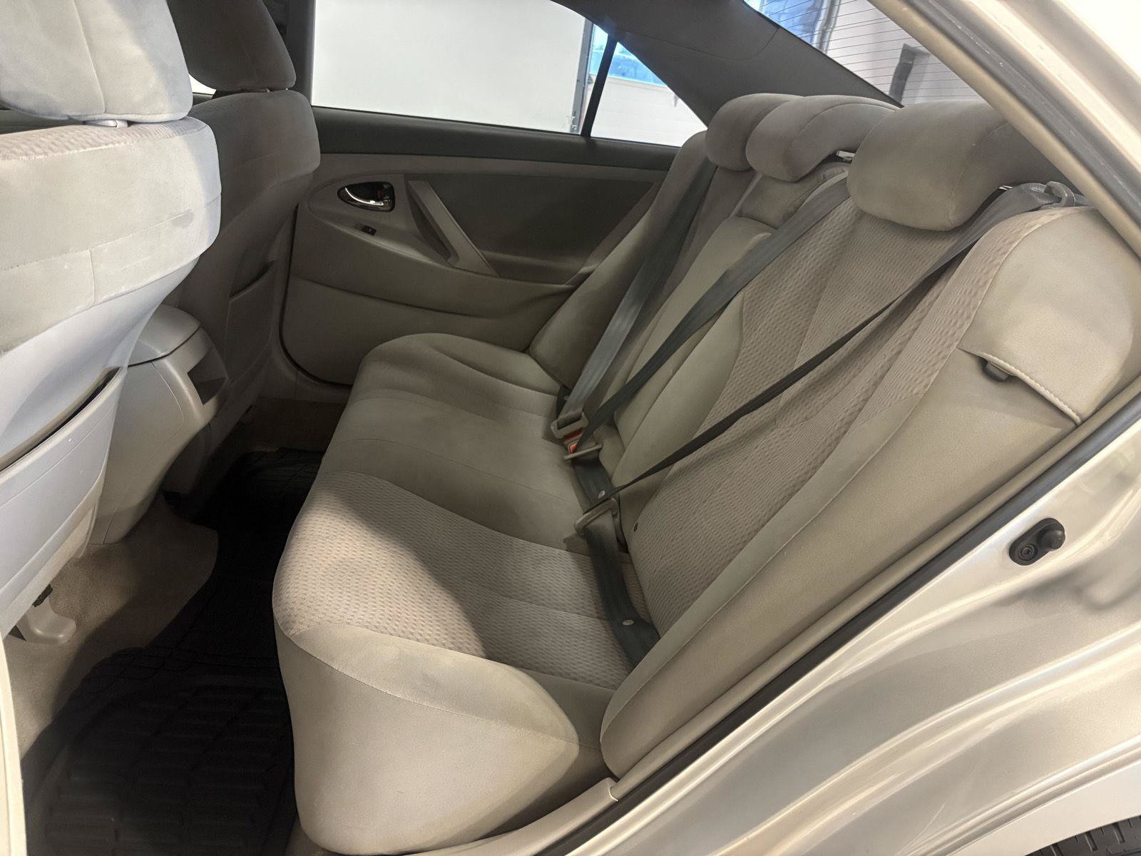 Used 2011 Toyota Camry LE FWD image 39