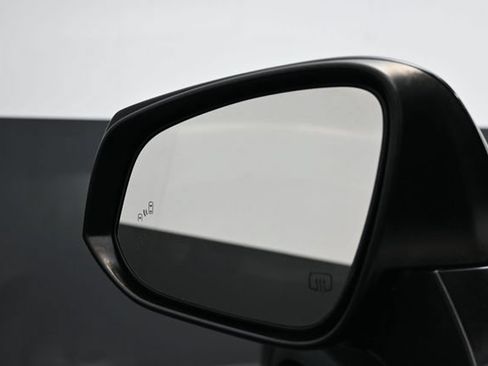 Used 2023 Toyota Highlander XLE FWD image 4