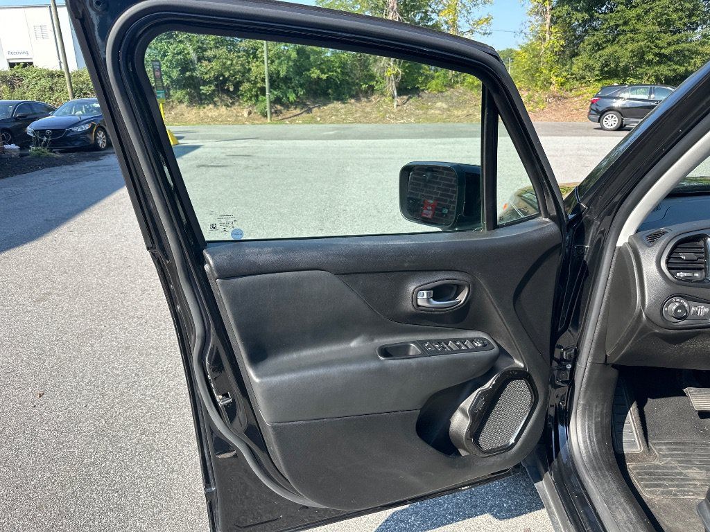 Used 2017 Jeep Renegade Altitude FWD image 9