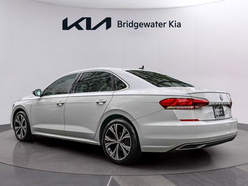 Used 2021 Volkswagen Passat 2.0T SE FWD image 4