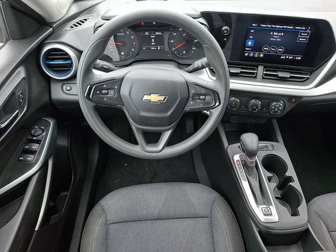 Used 2024 Chevrolet Trax LS w/ LS Convenience Package FWD image 11