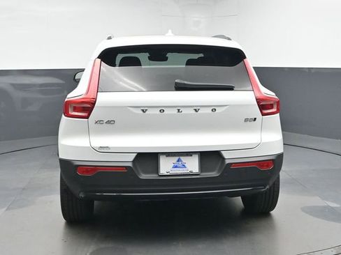 Used 2024 Volvo XC40 B5 Plus image 7