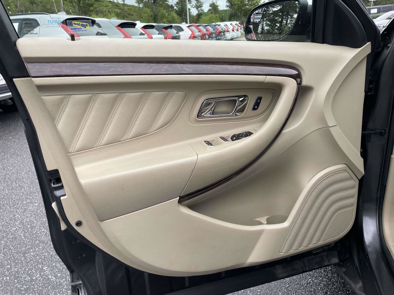 Used 2016 Ford Taurus Limited FWD image 5