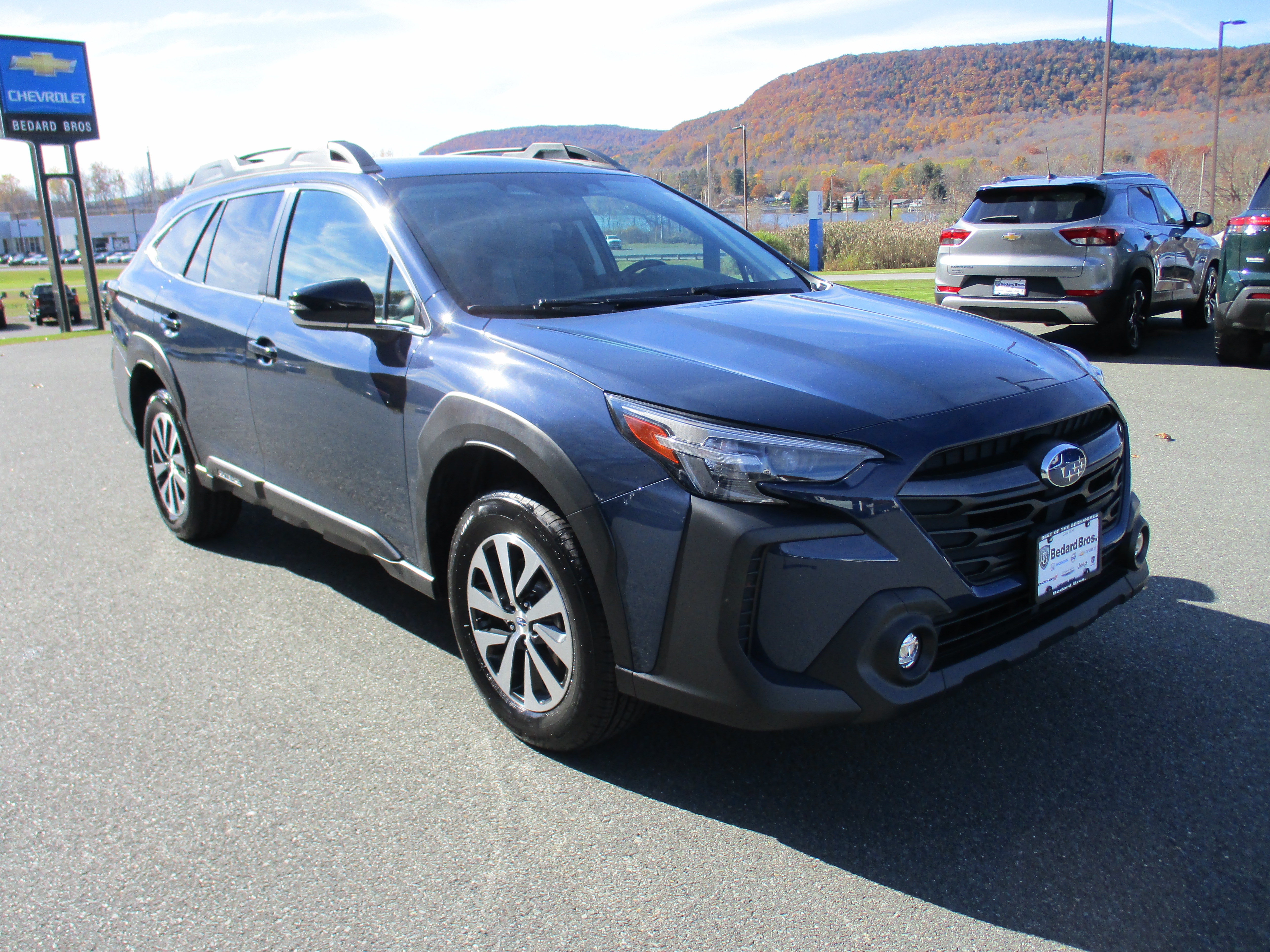Used 2023 Subaru Outback Premium AWD/4WD image 3