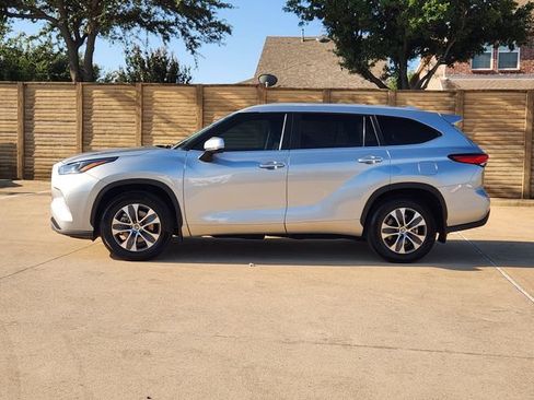 Used 2023 Toyota Highlander XLE FWD image 12