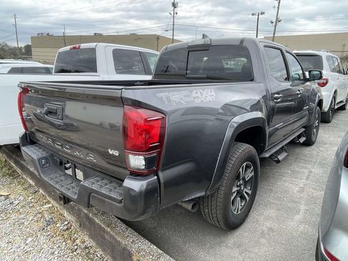 Used 2018 Toyota Tacoma TRD Sport image 2