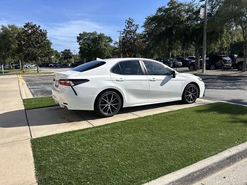 Used 2021 Toyota Camry SE w/ Convenience Package FWD image 3