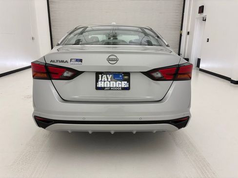 Used 2025 Nissan Altima 2.5 SV FWD image 16