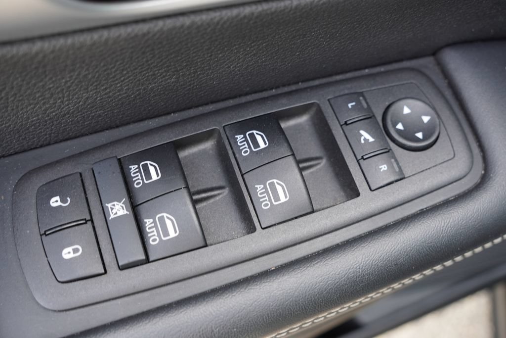Used 2025 Chrysler Pacifica Limited FWD image 26