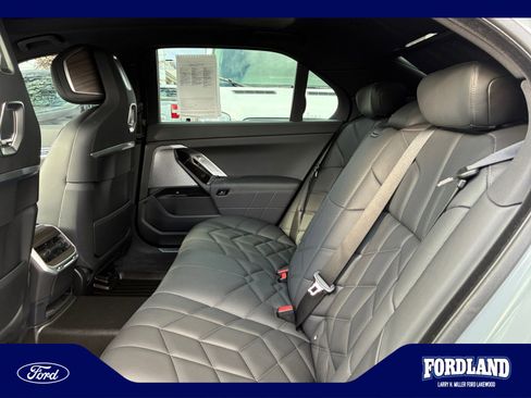 Used 2025 BMW 760i xDrive w/ Premium Package AWD/4WD image 17