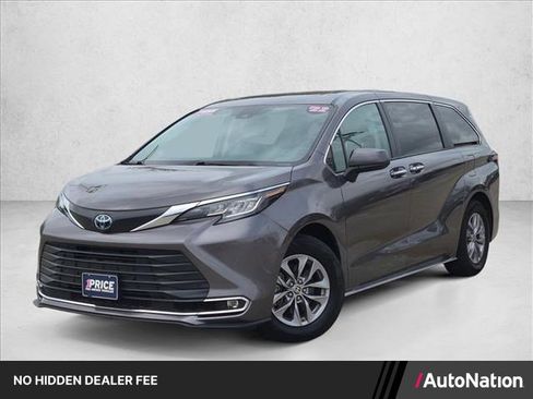 Used 2022 Toyota Sienna XLE FWD image 1