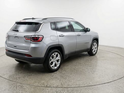 Used 2025 Jeep Compass Latitude image 9