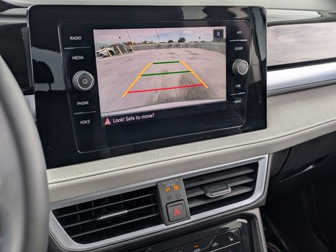 Used 2025 Volkswagen Taos SE w/ Panoramic Sunroof Package FWD image 13