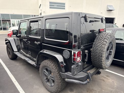 Used 2017 Jeep Wrangler Unlimited Sahara AWD/4WD image 3