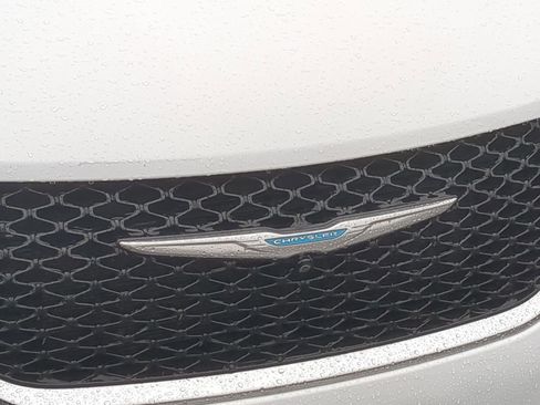 Used 2021 Chrysler Pacifica Touring-L image 16