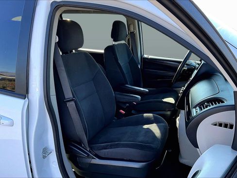 Used 2018 Dodge Grand Caravan SE w/ UConnect Hands-Free Group image 7