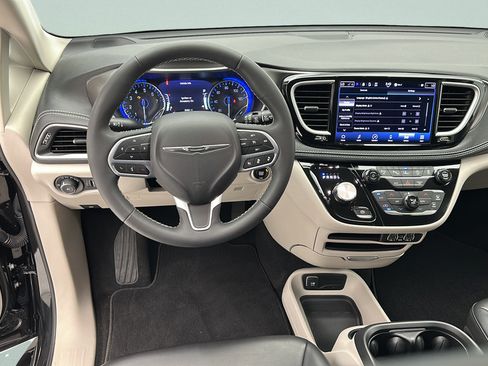Used 2023 Chrysler Pacifica Touring-L AWD/4WD image 12