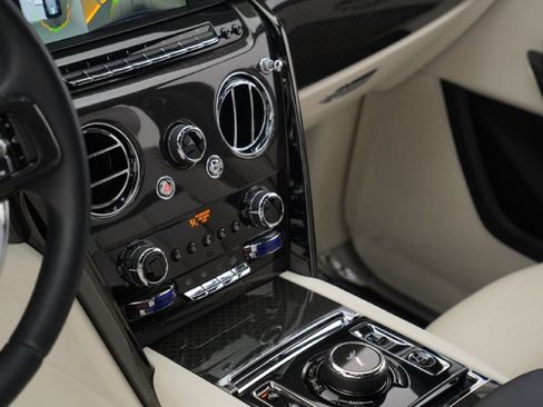 Used 2021 Rolls-Royce Cullinan Black Badge AWD/4WD image 21