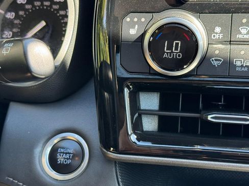 Used 2021 Toyota Highlander XLE image 22