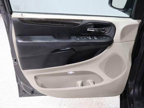 Used 2018 Dodge Grand Caravan SE w/ UConnect Hands-Free Group image 12