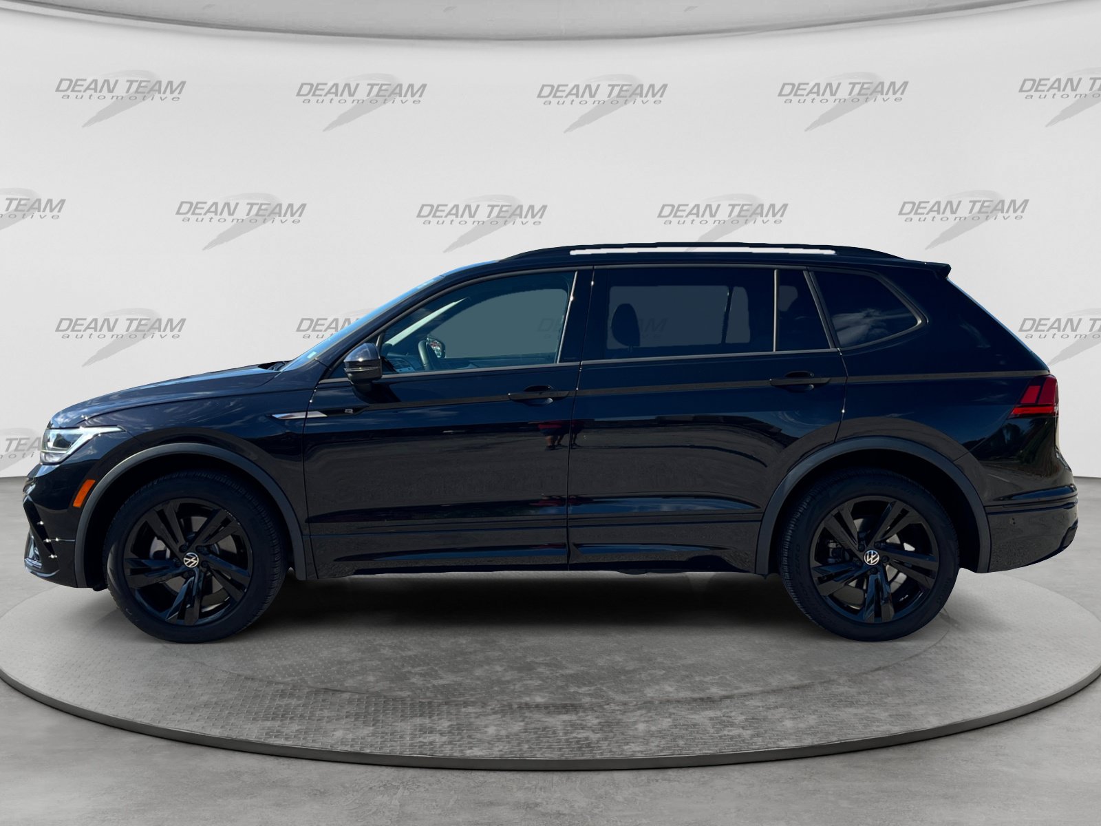 Certified 2024 Volkswagen Tiguan SE R-Line w/ MDO Package, Two-Row AWD/4WD image 4